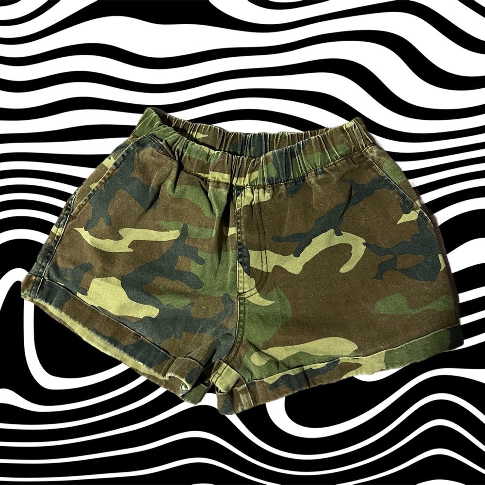 cute f21 camo shorts 🤎💚🖤